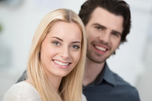 Mulher loira sorridente bonita com homem — Fotografia de Stock