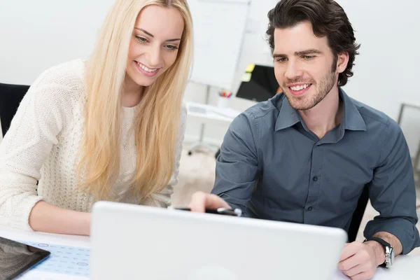 Twee vrienden of partners die werken in het kantoor — Stockfoto