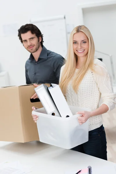 Smiling businesswoman moving into a new office — Stock Photo, Image