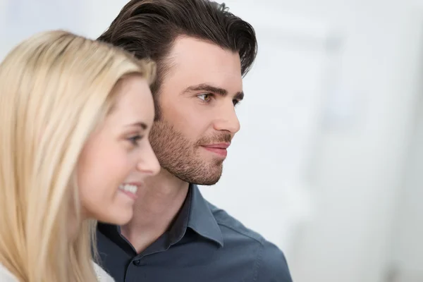 Young couple watching to the right off frame — Stock Photo, Image