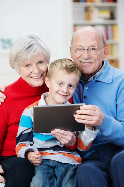 Abuelos ancianos con su nieto pequeño — Foto de Stock