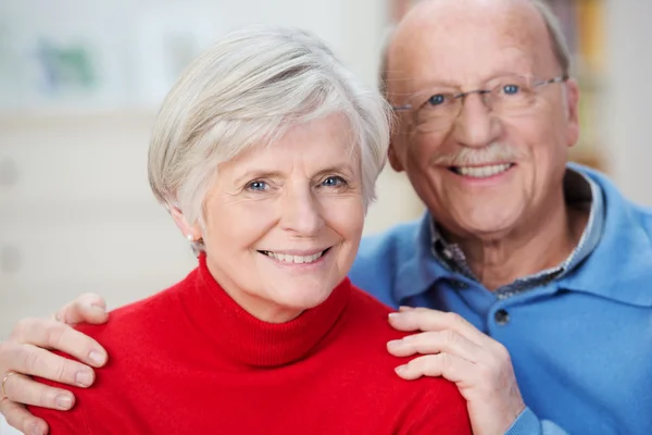 Porträt eines attraktiven, glücklichen Senioren-Paares — Stockfoto