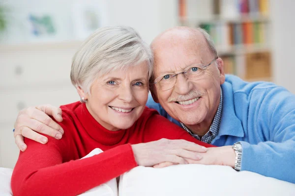 Mari aîné et femme souriant joyeusement — Photo