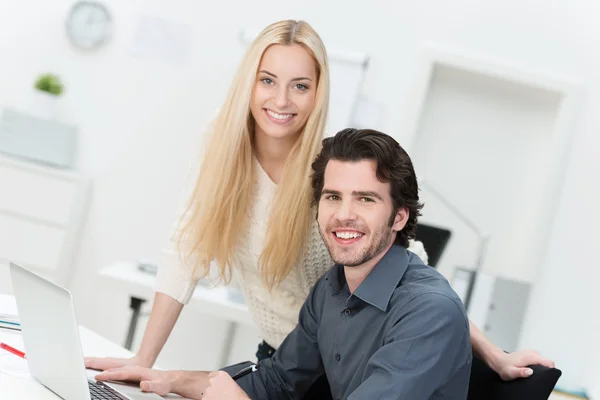 Dos compañeros felices en la oficina —  Fotos de Stock