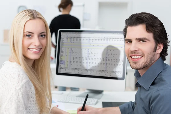 Twee vriendelijke jonge zakelijke partners — Stockfoto