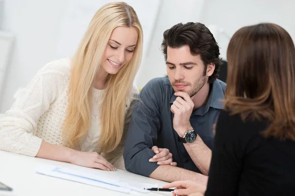 Pensativo hombre de negocios leyendo un informe de colegas — Foto de Stock