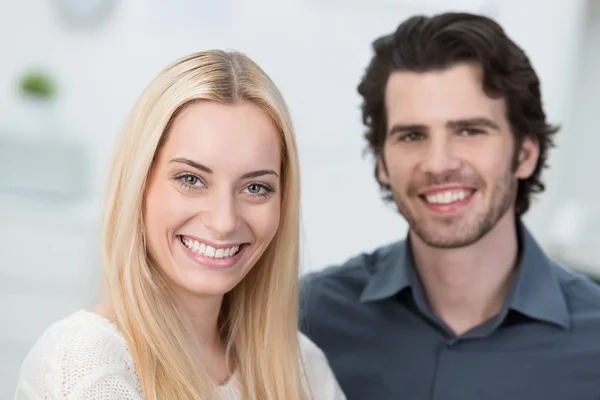 Sonriente pareja joven atractiva — Foto de Stock