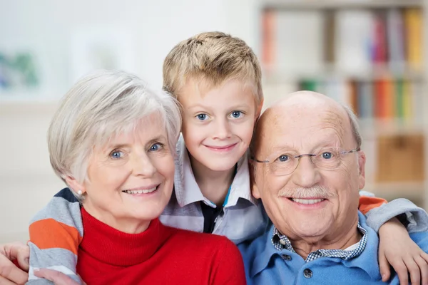 Orgulhoso avós felizes e neto — Fotografia de Stock