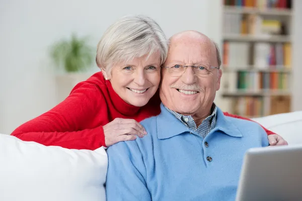 Amistosa pareja de ancianos —  Fotos de Stock