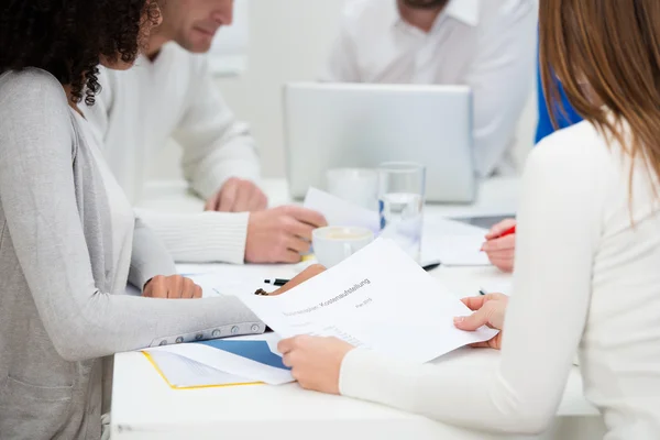 Compañeros de negocios en una reunión — Foto de Stock