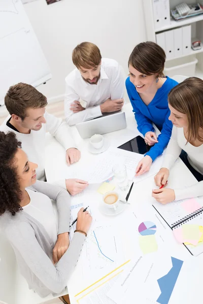 Jovem equipe de negócios realizando uma reunião — Fotografia de Stock