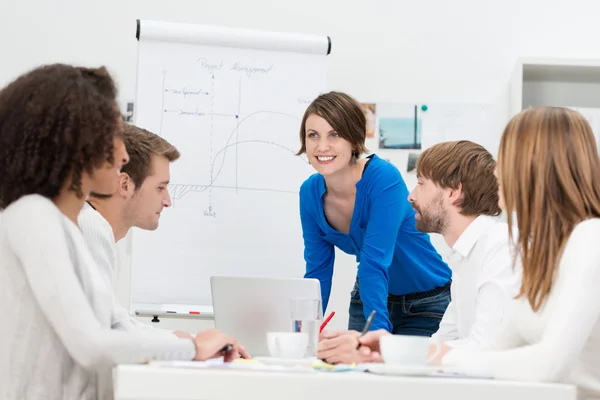 Geschäftsfrau stellt ihr Team vor — Stockfoto