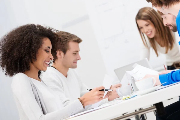 Multietniskt happy business team — Stockfoto