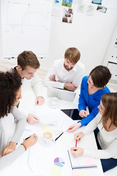 Groep van jonge businesspartners in een vergadering — Stockfoto