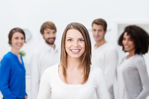 Schöne junge Business-Teamleiterin — Stockfoto