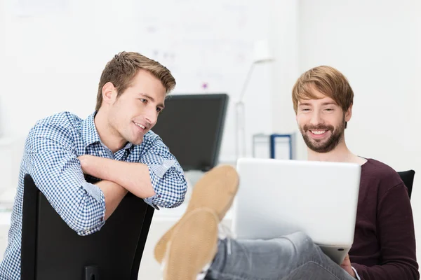 Twee ontspannen mannelijke vrienden — Stockfoto