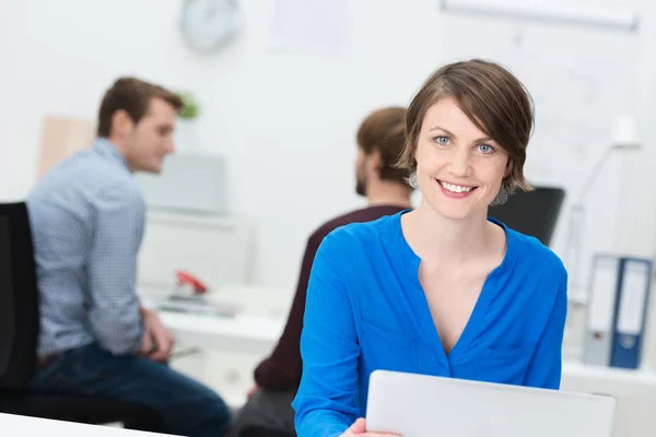 Sorrindo atraente empresária no escritório — Fotografia de Stock