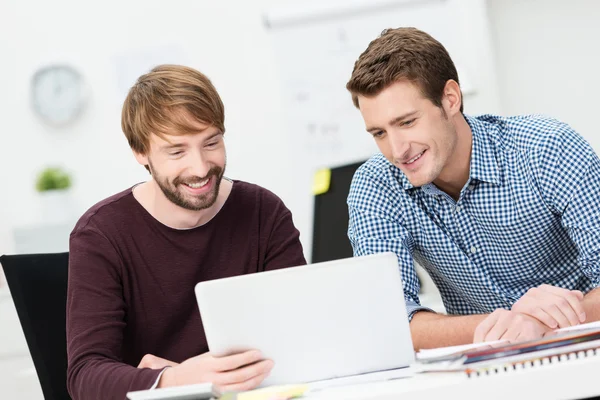 Två glada affärsmän som arbetar tillsammans — Stockfoto