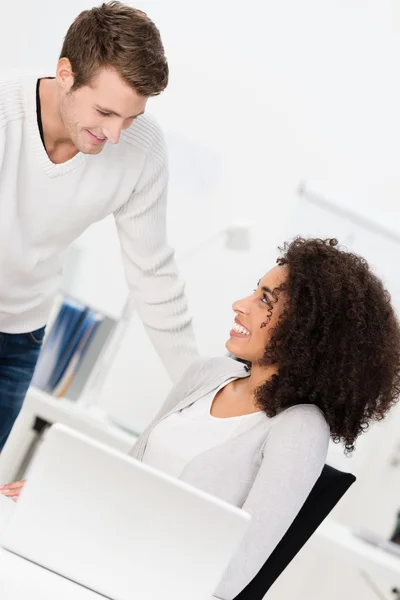 Two attractive co-workers chatting in the office — Stock Photo, Image