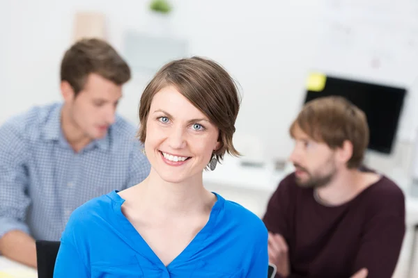 Sonriente joven y atractiva trabajadora de oficina — Foto de Stock