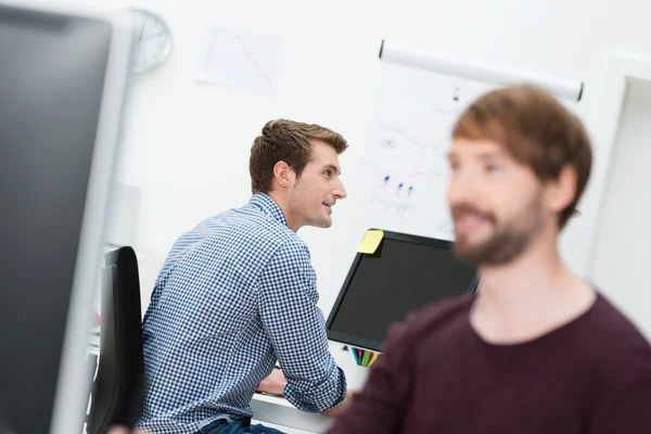 Jungunternehmer bei der Arbeit — Stockfoto