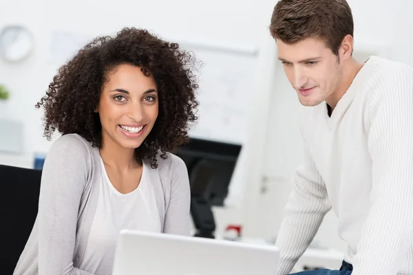 Mujer de negocios afroamericana — Foto de Stock