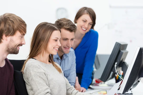 Jonge toegewijde business team — Stockfoto