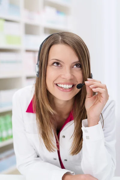 Amistoso farmacéutico recibiendo una llamada de un paciente — Foto de Stock