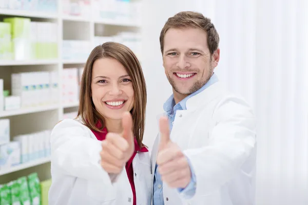 Motiverade apotekare ger tummen upp — Stockfoto