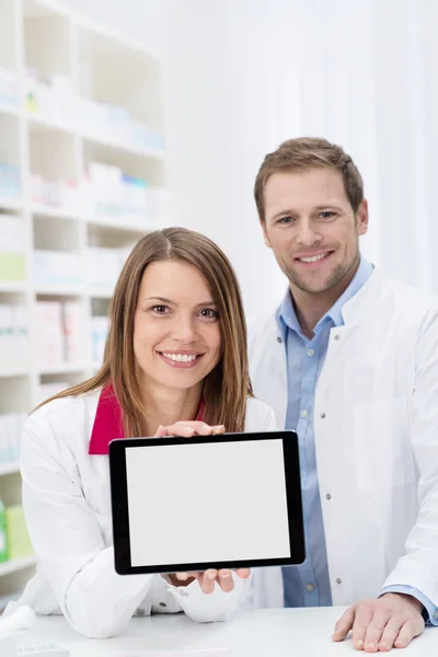 Farmacéutica que muestra una tableta en blanco — Foto de Stock