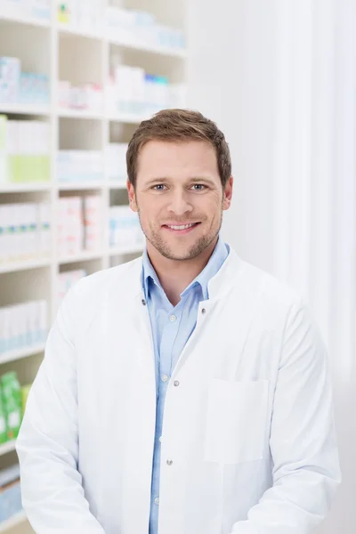 Lachende knappe mannelijke apotheker — Stockfoto