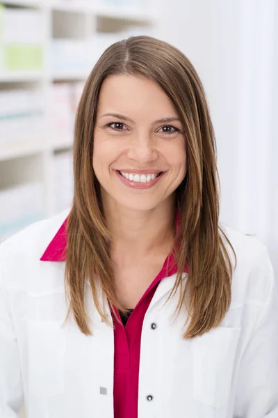 Portret pięknej farmaceuty — Zdjęcie stockowe