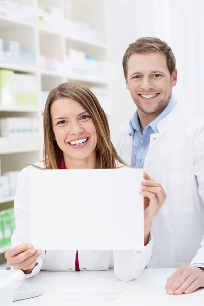 Belo farmacêutico exibindo um sinal em branco — Fotografia de Stock