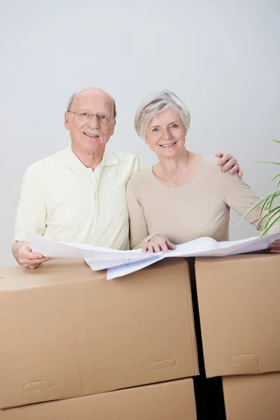 Couple âgé déménageant à la maison planifier leur avenir — Photo