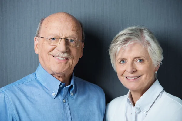 Senior couple with beautiful friendly smiles — Stock Photo, Image