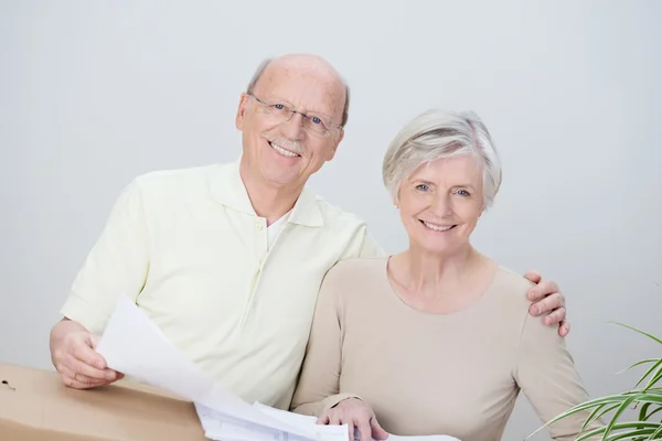 Souriant affectueux couple aîné — Photo