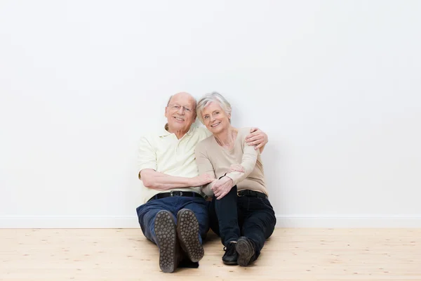 Casal de idosos amorosos em sua nova casa — Fotografia de Stock