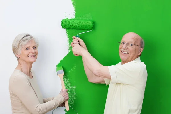 Casal sênior mostrando a nova pintura — Fotografia de Stock