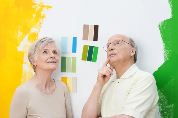 Couple rénovant leur maison — Photo