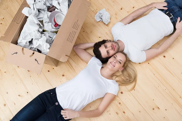 Casal deitado no chão — Fotografia de Stock