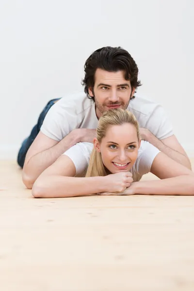 Junges Paar hat Spaß beim gemeinsamen Entspannen — Stockfoto