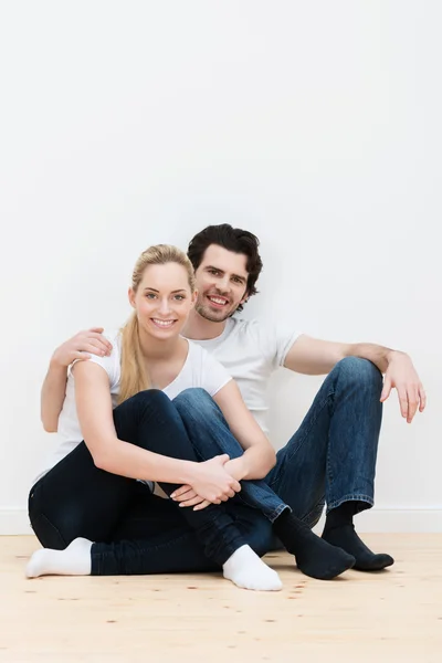 Ευτυχισμένο ζευγάρι ευχαριστημένος στο νέο σπίτι τους — Stockfoto