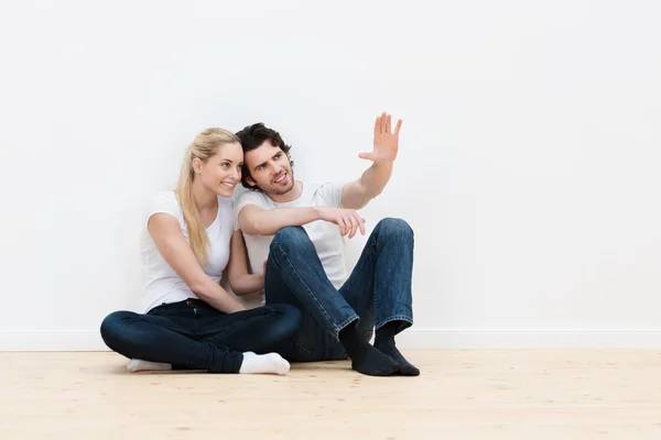 Pareja visualizando la decoración —  Fotos de Stock