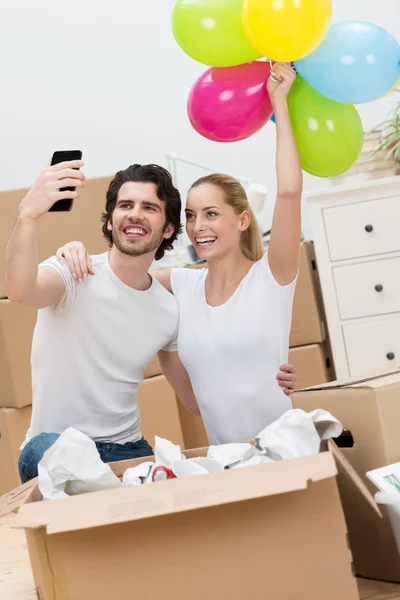 Casal jovem celebrando sua nova casa — Fotografia de Stock