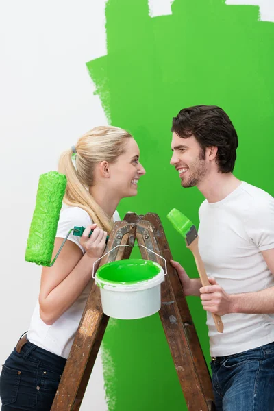 Casal pintura sua nova casa — Fotografia de Stock