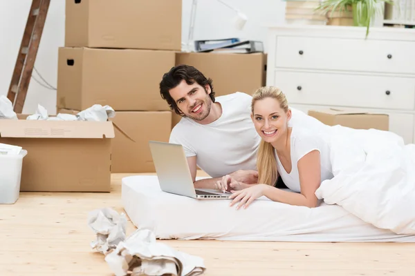 Attractive couple relaxing — Stock Photo, Image