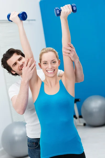 Entusiasta hermosa mujer haciendo ejercicio — Foto de Stock