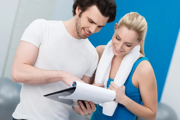 Mujer joven hablando con su entrenador de fitness — Foto de Stock