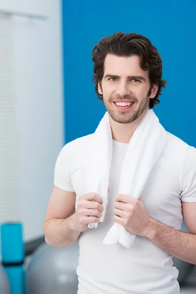 Lächelnder schöner Mann im Fitnessstudio — Stockfoto