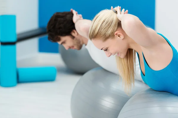 Paar macht Pilates-Übungen — Stockfoto